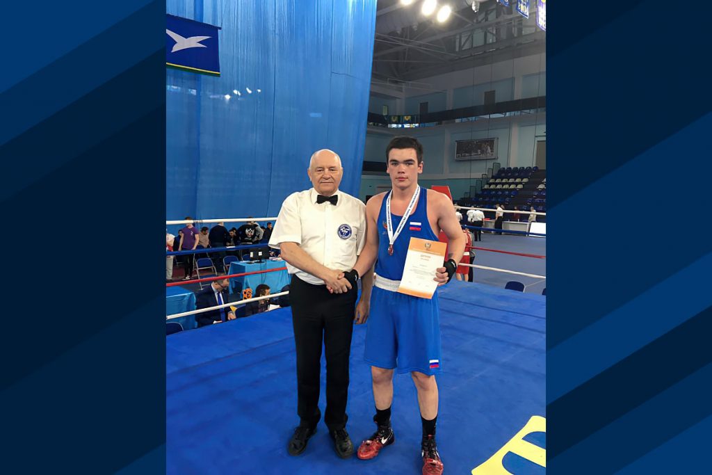Егор Бутаков выиграл бронзовую медаль на первенстве России по боксу среди юношей