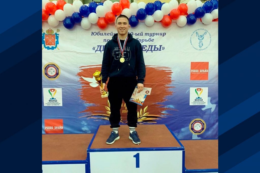 Золото всероссийского турнира по вольной борьбе выиграл Константин Топшиноев